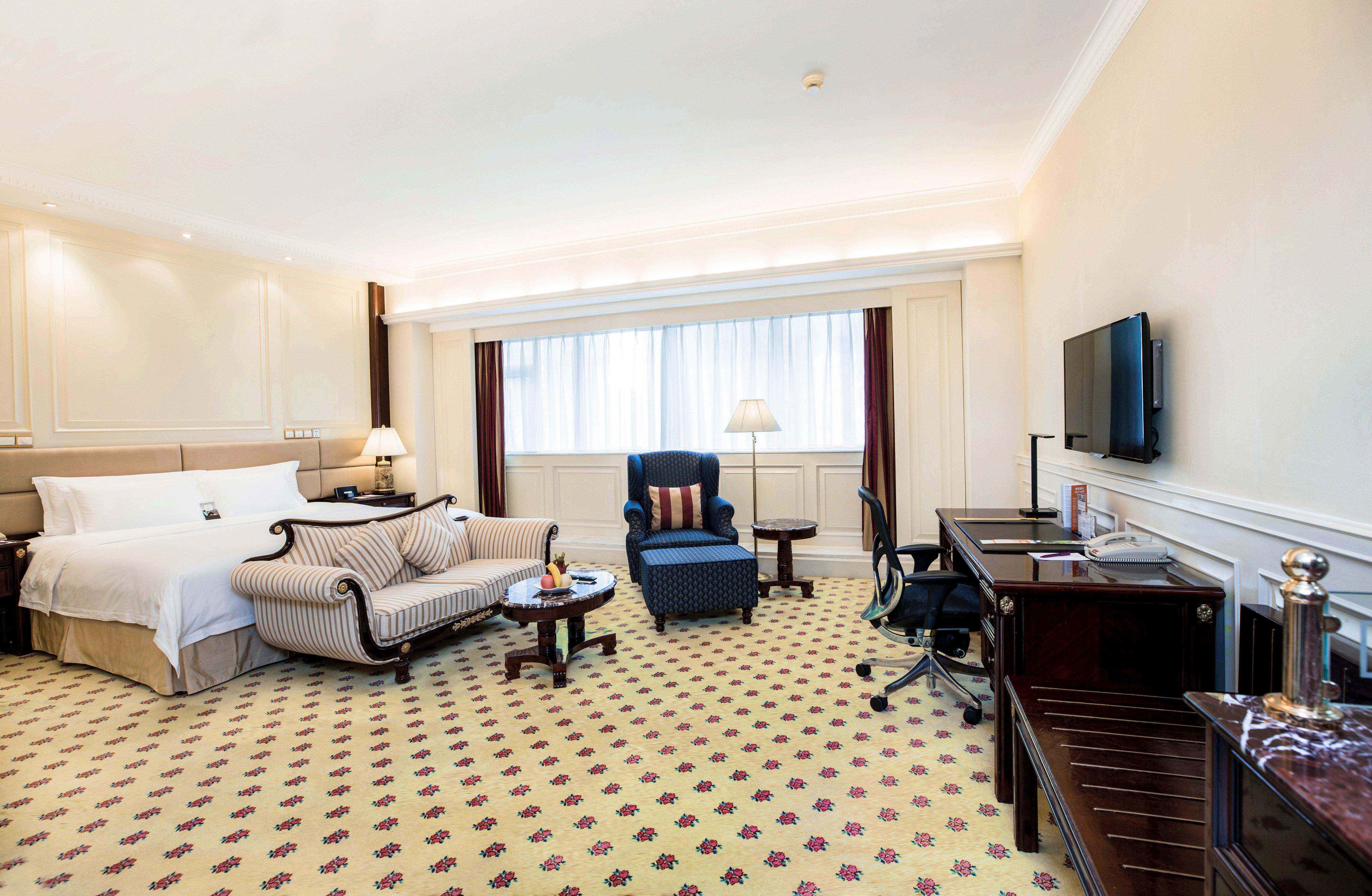 Crowne Plaza Landmark Shenzhen: Border-Close Retreat with Heated Pool Exterior photo