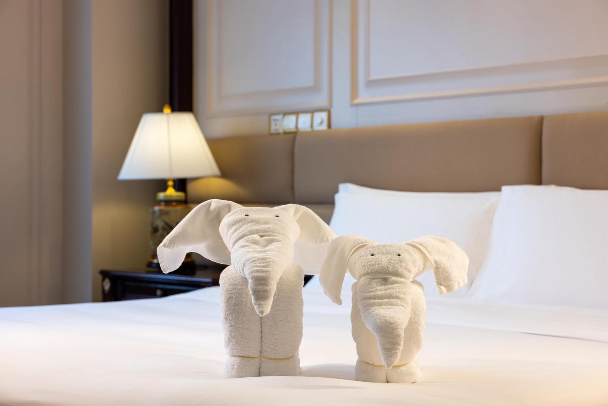 Crowne Plaza Landmark Shenzhen: Border-Close Retreat with Heated Pool Exterior photo